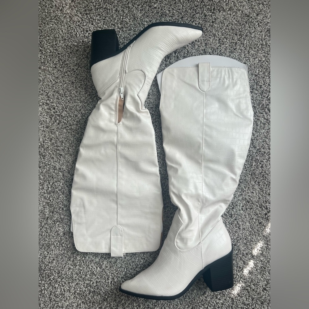 NWOT NEVER WORN - white knee high boots